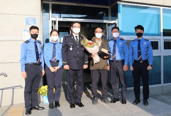 목포해경이 인명을 구조한 서진채 선장에게 감사장을 전달하고 있다 (사진제공 = 목포해양경찰서)