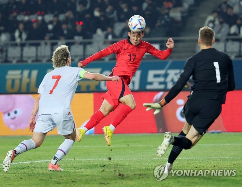 (화성=연합뉴스) 11일 오후 경기도 화성종합경기타운 주경기장에서 열린 2022 카타르 월드컵을 앞둔 축구 대표팀의 마지막 평가전, 아이슬란드와의 경기. 한국 송민규가 헤더로 선취골을 성공시키고 있다.