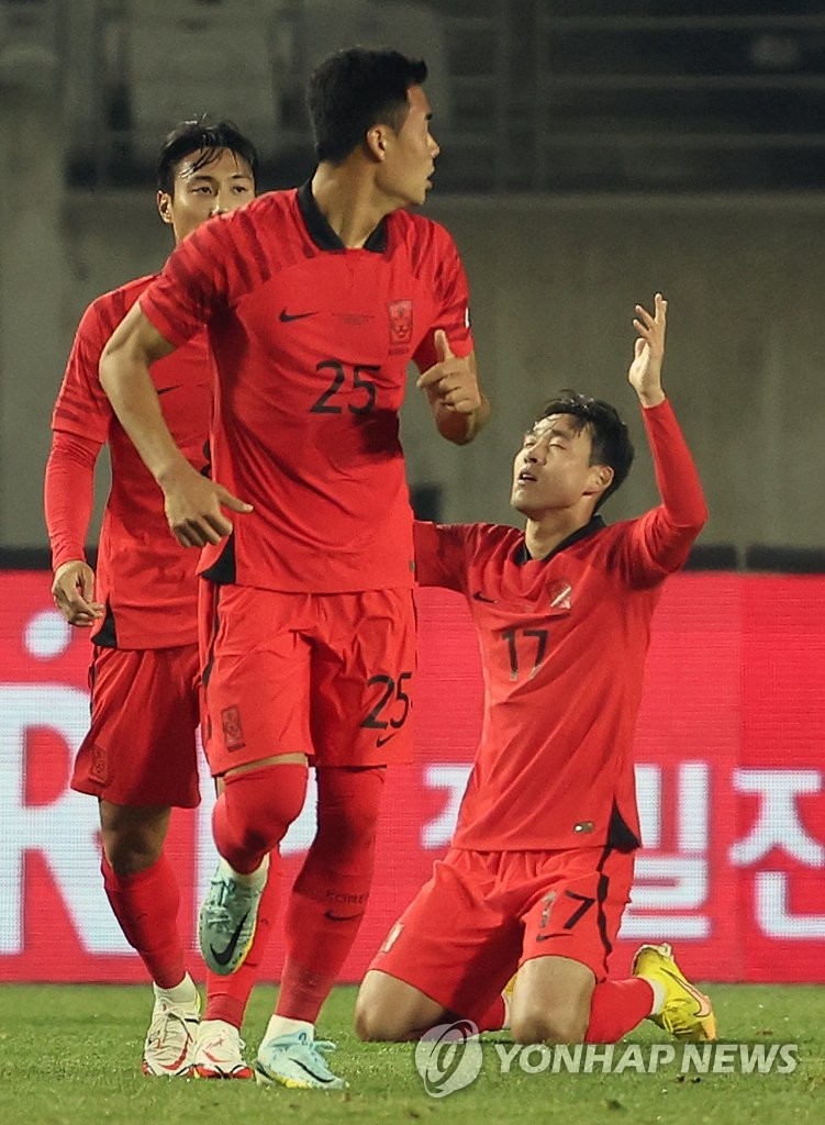 (화성=연합뉴스)  11일 오후 경기도 화성종합경기타운 주경기장에서 열린 2022 카타르 월드컵을 앞둔 축구 대표팀의 마지막 평가전, 아이슬란드와의 경기에서 송민규가 첫 골을 넣고 기뻐하고 있다.