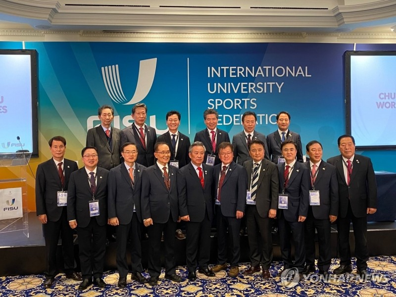 (브뤼셀=연합뉴스) 충청권이 2027년 하계 세계대학경기대회(World University Games·이하 유니버시아드) 유치에 성공했다.사진은 12일(현지시간) 벨기에 브뤼셀에서 열린 국제대학스포츠연맹(이하 FISU) 집행위원회 총회에서 결과 발표 뒤 한국 공동대표단이 서명 및 기념 촬영을 하는 모습.