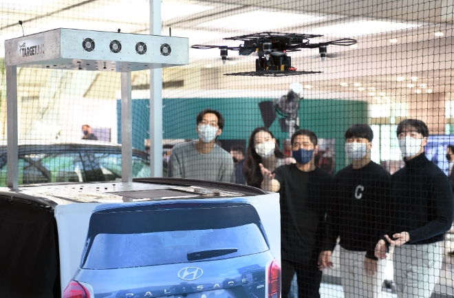 스타트업 타겟암(TargetArm)의 ‘이동 중인 차량에서의 드론 이륙 및 회수 시스템’에 대한 설명을 듣는 모습.
