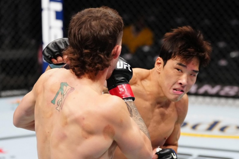 트리자노를 몰아붙이는 최승우. 그러나 KO패로 물러났다.(사진=UFC)