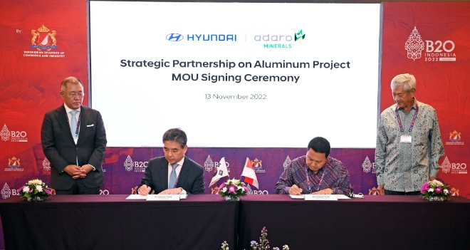 (사진 왼쪽 두번째) 장재훈 현대차 사장, 가리발디 또히르 아다로미네랄 프레지던트 커미셔너가 협약에 서명하는 모습.