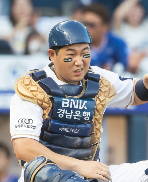 재자격을 얻어 B등급으로 FA 시장에 나오는 양의지는 올시즌 스토브리그의 뜨거운 감자로 떠오르고 있다.