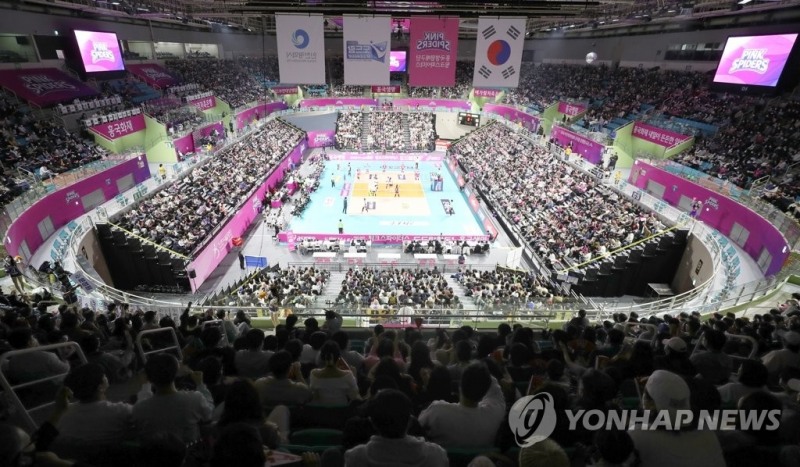 (인천=연합뉴스) 13일 인천 삼산월드체육관에서 열린 여자프로배구 흥국생명배구단 핑크스파이더스와 한국도로공사 하이패스 배구단의 경기. 3세트 경기장이 관중으로 가득 차 있다.