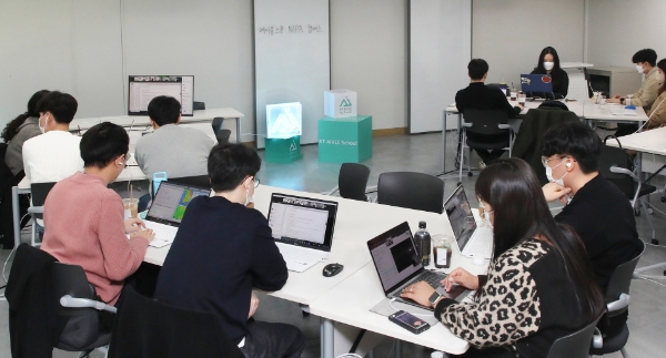 에이블스쿨 2기 교육생들이 실전형 프로젝트에 참여하고 있는 모습 / 사진 제공 = KT