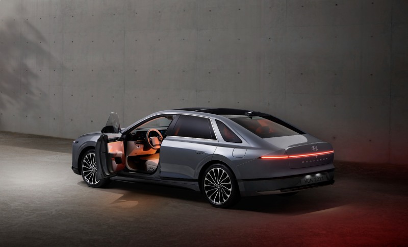 현대자동차는 고품격 세단, ‘디 올 뉴 그랜저’를 14일 출시했다고 밝혔다. 사진은 ‘디 올 뉴 그랜저’의 측후면부 모습, (사진 = 현대자동차 제공)