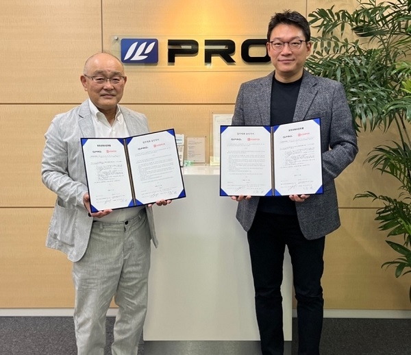 엔터테크기업 케이에스앤픽 양규석 대표(오른쪽)와 일본 B2B 전문기업 ㈜피알오(PRO) 오타카 준 대표는 11일 일본 요코하마 PRO 본사에서 전략적 제휴관계를 구축한다는 업무제휴 양해각서(MOU)를 체결한 뒤 기념 촬영하고 있다. 사진=케이에스앤픽