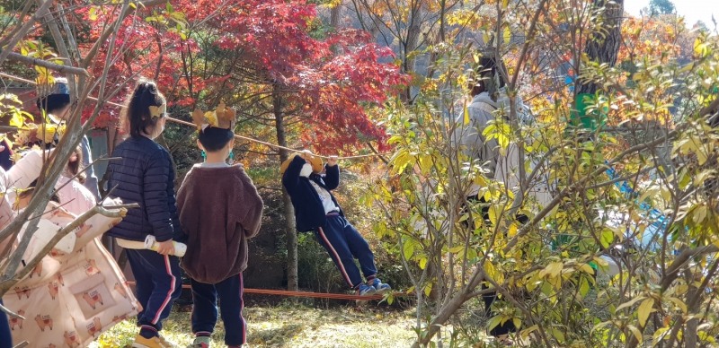 송곡대학교 계수나무유아숲체험원과 잔디운동장 등에서 유아와 학부모 등이 숲놀이 등 다양한 체험행사를 갖고 있다. 사진=한국숲유치원협회 강원지회