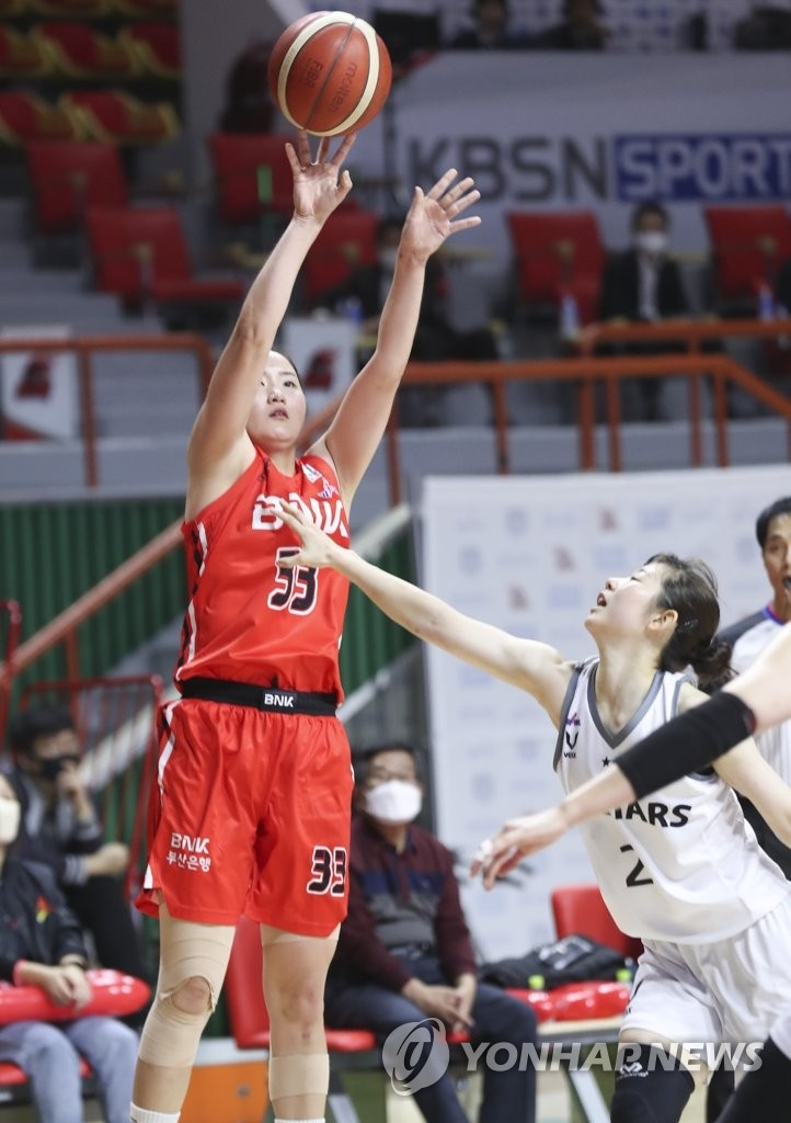 (부산=연합뉴스) 14일 부산 사직실내체육관에서 열린 여자프로 농구 부산 BNK 썸과 KB 스타즈의 경기. BNK 한엄지가 슛을 하고 있다.
