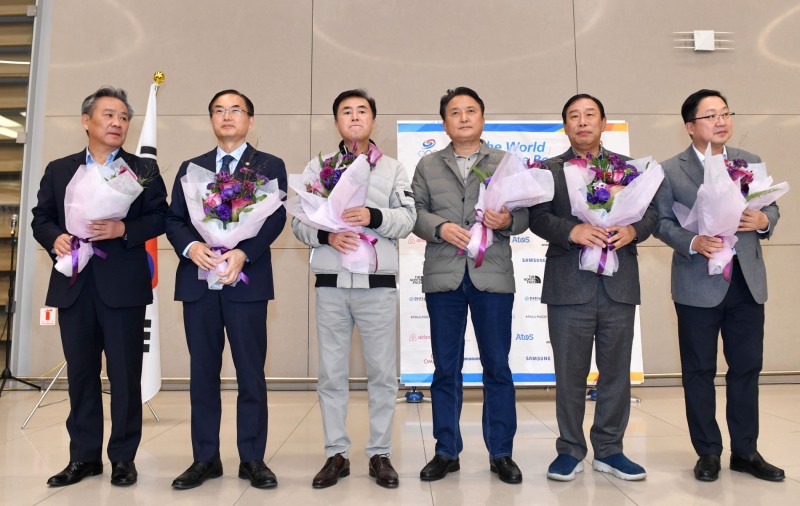 2027하계U대회 유치에 성공한 충청권 4개 시도와 대한체육회 이기흥회장(왼쪽)과 조용만 문화체육관광부 조용만 제2차관이 인천국제공항에서 유치성공 보고회를 가졌다.