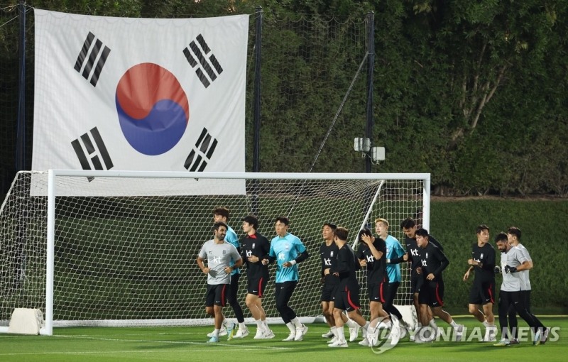 (도하=연합뉴스) 2022 카타르 월드컵 대한민국 축구대표팀이 14일(현지시간) 알에글라 훈련장에서 첫 연습을 하고 있다.