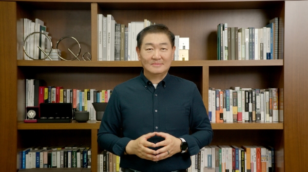 삼성전자가 15일부터 이틀간 삼성전자 서초사옥에서 '삼성 소프트웨어 개발자 콘퍼런스 2022'를 개최한다. 행사 첫날 삼성전자 한종희 대표 부회장이 영상을 통해 개회사를 하고 있다. / 사진 제공 = 삼성전자