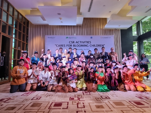 14일 인도네시아 자카르타에서 진행된 사회공헌행사(Cares For Blooming Children)에서 KB국민카드, KB 파이낸시아 멀티파이낸스 직원들과 야야산 프리마 운굴 아이들이 기념촬영 하고 있다. / 사진 제공 = KB국민카드