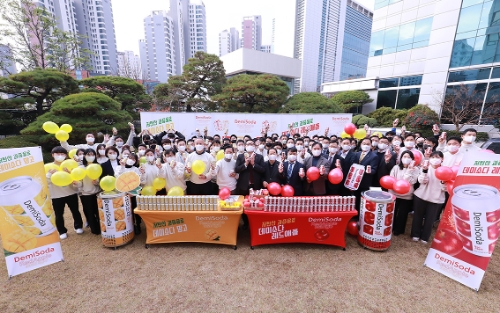 동아오츠카 임직원들이 데미소다 신규 플레이버 발매식에서 기념 촬영을 하고 있다 / 사진 제공 = 동아오츠카