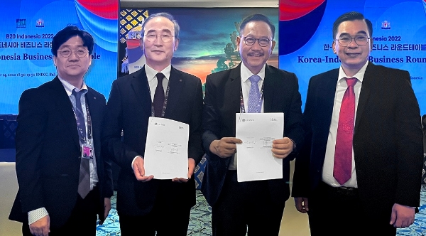 LG CNS 대표이사 김영섭 사장(왼쪽 두번째)과 인도네시아 신수도청 밤방 수산토노 장관 (왼쪽 세번째)이 14일 인도네시아 발리에서 신행정수도 누산타라 스마트시티 설계 협력을 위한 MOU를 체결하고 기념촬영하는 모습. / 연합뉴스