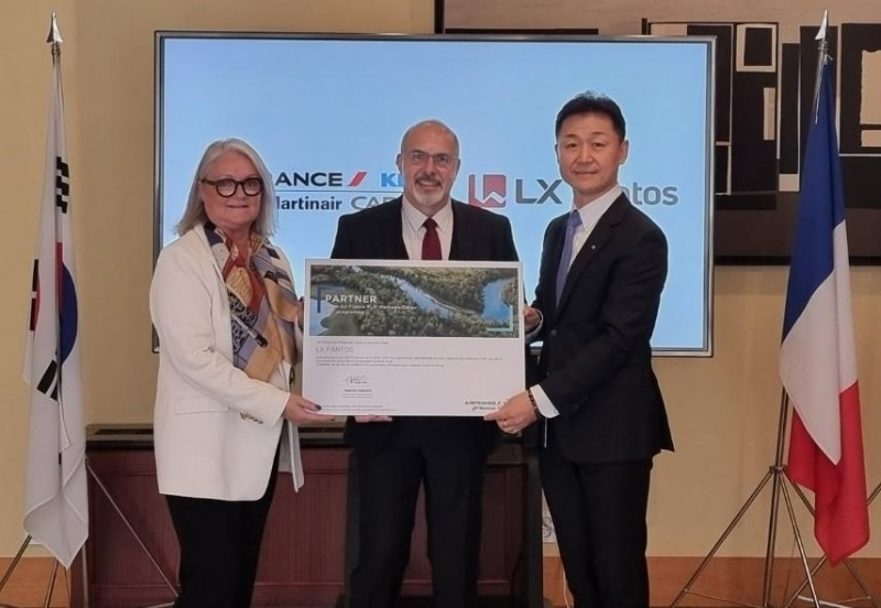 15일 서울 서대문구 주한프랑스대사관에서 (왼쪽부터) 베아트리스 델퓨 에어프랑스KLM 본부장, 필립 르포르 주한프랑스 대사, 이용호 LX판토스 부사장이 'SAF 파트너십을 위한 업무협약'을 체결 후 기념사진을 촬영하고 있다. / 연합뉴스