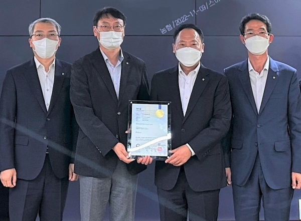 박태선 농협중앙회 조합감사위원장(오른쪽 두번째)과 관계자들이 '비대면 감사를 위한 디지털 감사 지원 장치 및 지원방법에 관한 BM 특허'를 획득하고 기념촬영을 하고 있다. / 사진 제공 : 농협중앙회