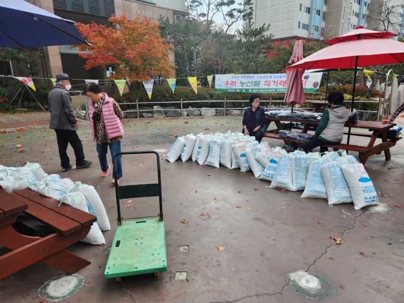 지난 12일 열린 농산물 직거래장터 모습 (사진제공 = 무안군)
