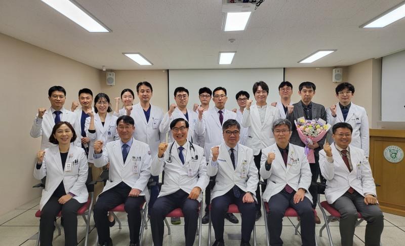 전남대병원 심혈관계융합연구센터 의료진 및 병원 관계자들이 지난 2007년부터 16년간 진행해온 ‘화요세미나’ 600회를 맞아 단체사진을 촬영하고 있다 (사진제공 = 전남대병원)