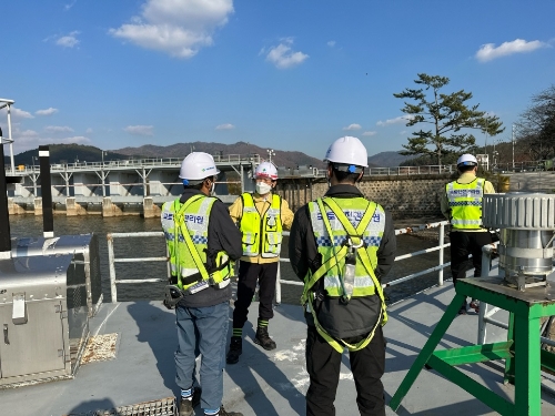 이용강 국토안전관리원 부원장(왼쪽에서 두 번째)이 보성강댐 정밀안전진단 현장을 살펴보고 있다. / 사진 제공 : 국토안전관리원