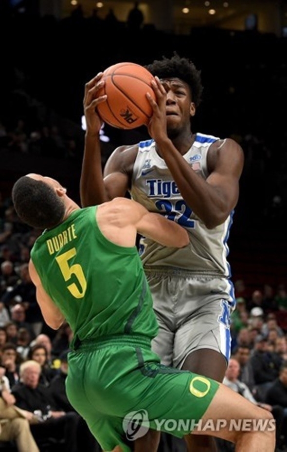 대학 시절의 제임스 와이즈먼(오른쪽)