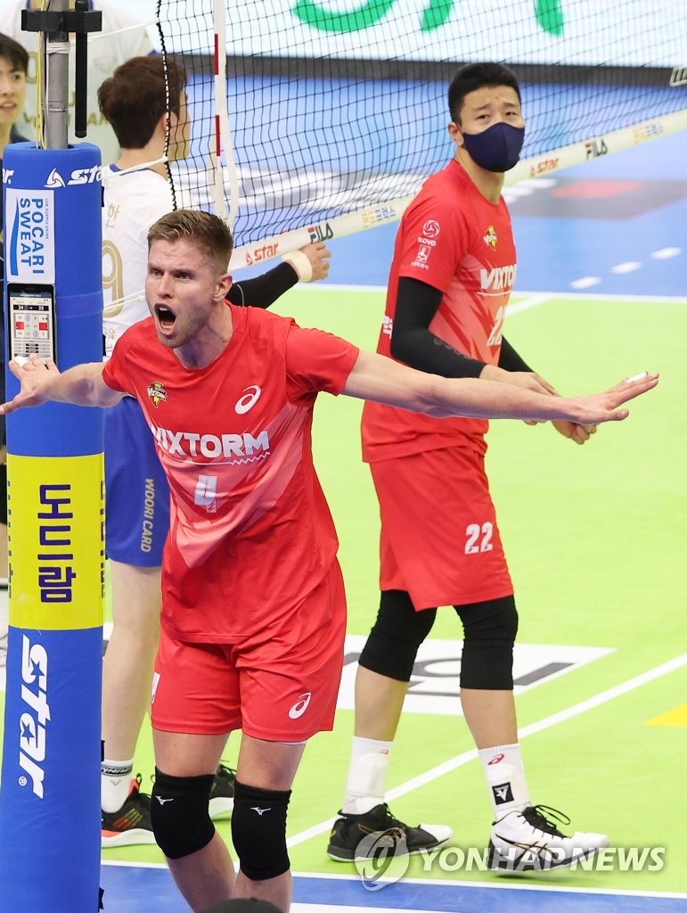 (수원=연합뉴스) 15일 경기도 수원실내체육관에서 열린 프로배구 V리그 남자부 한국전력과 우리카드의 경기. 4세트 승리를 확정 짓는 블로킹 득점을 올린 한국전력 타이스가 포효하고 있다.