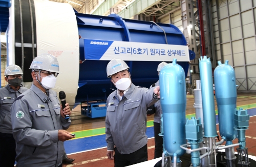 박정원 두산그룹 회장이 15일 경남 창원 두산에너빌리티 원자력 공장 내 원자로 헤드 앞에서 원전 모형을 보며 사업 현황을 점검하고 있다. / 사진 제공 = 두산그룹