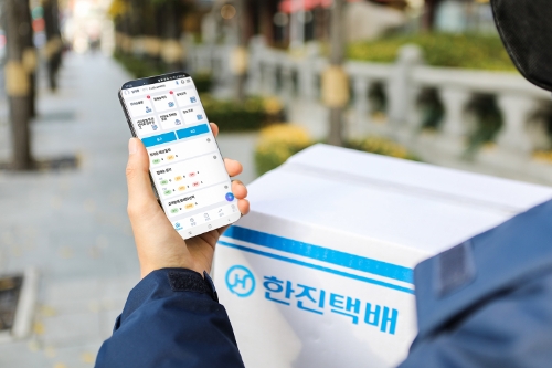 한진택배기사가 신규 전용 앱(App)을 보고 배송을 하고 있는 모습 / 사진 제공 =
