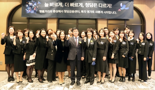 신한투자증권 이영창 대표(사진 중앙)와 청담금융센터 직원들이 오픈을 기념해 기념촬영을 하고 있다 / 사진 제공 = 신한투자증권