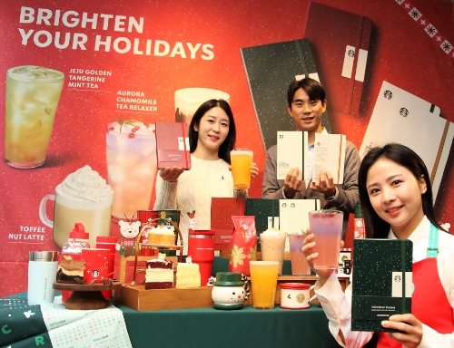 스타벅스가 11월 15일부터 스타벅스 플래너를 증정하는 ‘겨울 e-프리퀀시 이벤트’를 시작했다. 스타벅스 바리스타와 고객들이 11월 16일 스타벅스 한국프레스센터점에서 플래너 3종과 겨울 계절 음료 4종 등을 소개하고 있다. / 사진 제공 = 스타벅스