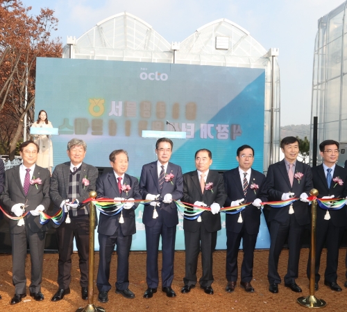 이성희 농협중앙회장(왼쪽 네번째)이 16일 서울 서초구 내곡동에서 열린 '영동농협 스마트농업지원센터' 개소식에서 관계자들과 기념촬영을 하고 있다.(왼쪽부터 조원민 서서울농협조합장, 박유선 동서울농협조합장, 한명철 강서농협조합장, 이성희 농협중앙회장, 이종호 영동농협조합장, 박성중 국회의원, 전성수 서초구청장, 성제훈 농진청 디지털농업추진단장) / 사진 제공 : 농협중앙회