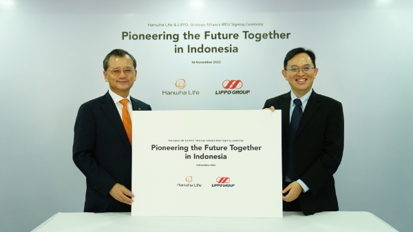 한화생명과 인도네시아 Lippo그룹이 16일(수) ‘사업협력을 위한 전략적 양해각서(MOU)’를 인도네시아 자카르타에서 체결했다. 한화생명 여승주 대표이사(사진 왼쪽)와 Lippo그룹 아드리안 슈어만(Adrian Suherman) Multipolar 대표(사진 오른쪽)가 MOU 체결 후 기념 촬영을 하고 있다. / 사진 제공 : 한화생명