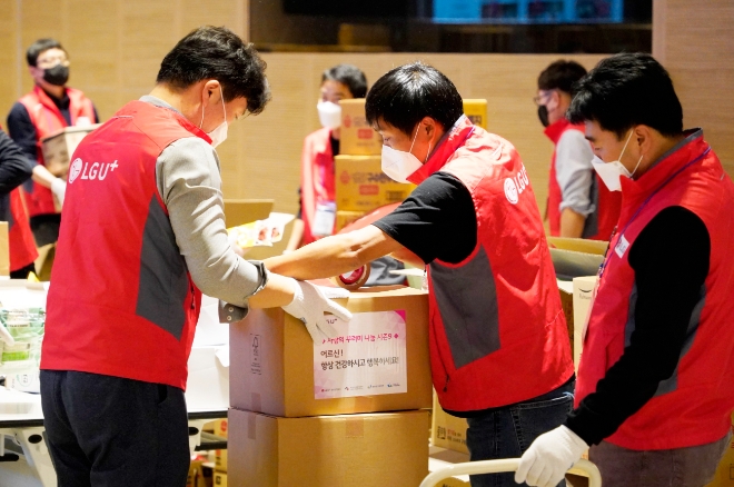 LG유플러스는 연말연시를 앞두고 협력사 협의체인 ‘U+동반성장보드’와 함께 홀로 사는 어르신들을 위한 ‘사랑의 꾸러미 나눔 시즌9’ 행사를 펼쳤다고 16일 밝혔다. (사진 = LG유플러스 제공)