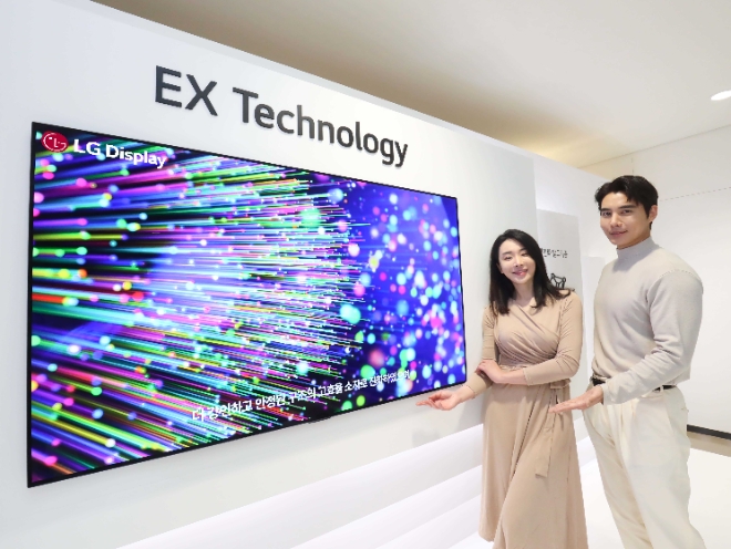 LG디스플레이 모델이 EX 테크놀로지가 적용된 OLED TV 패널을 소개하고 있다. (사진 = LG디스플레이 제공)