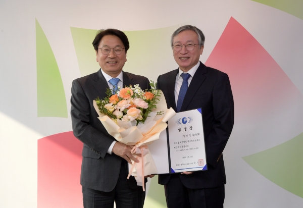 강기정 광주광역시장(좌)이 16일 오전 시청 접견실에서 김영집 광주테크노파크원장(우)에게 임명장을 수여한 후 기념촬영을 하고 있다 (사진제공 = 광주광역시)