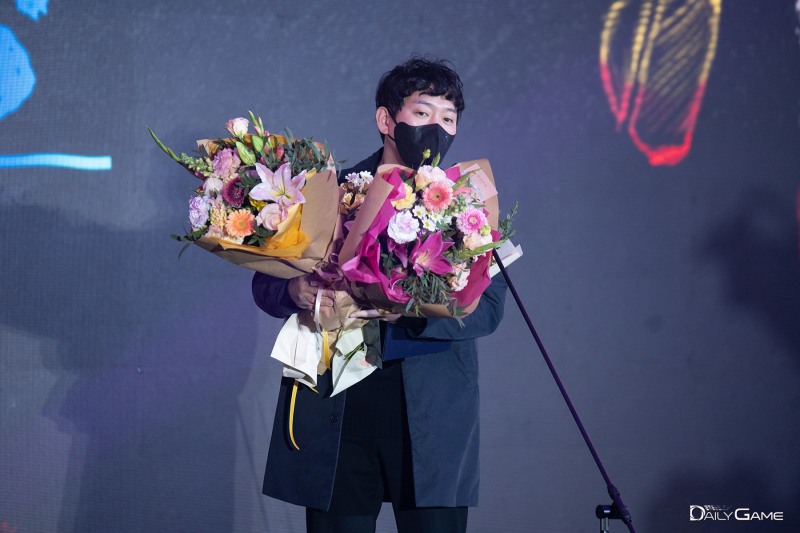 '2022 대한민국 게임대상' 현장. '던전앤파이터 모바일'로 대상을 수상한 네오플 윤명진 대표.