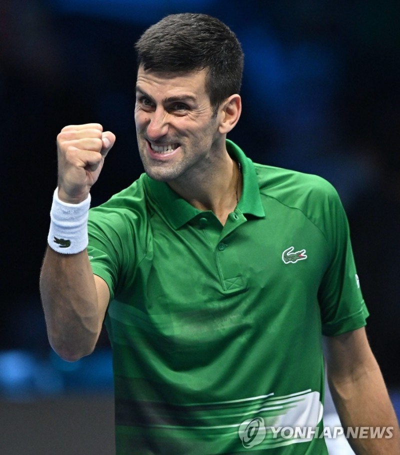 (토리노 EPA=연합뉴스) 노바크 조코비치가 16일(현지시간) 이탈리아 토리노에서 열린 ATP 파이널스에서 안드레이 루블료프를 2-0으로 꺾고 4강 진출을 확정한 뒤 환호하고 있다.