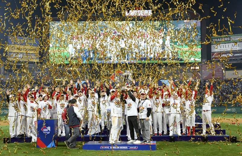 SSG랜더스, 창단 2년 통합우승 김원형 감독과 3년 총 22억원으로 현역 최고 대우로 재계약