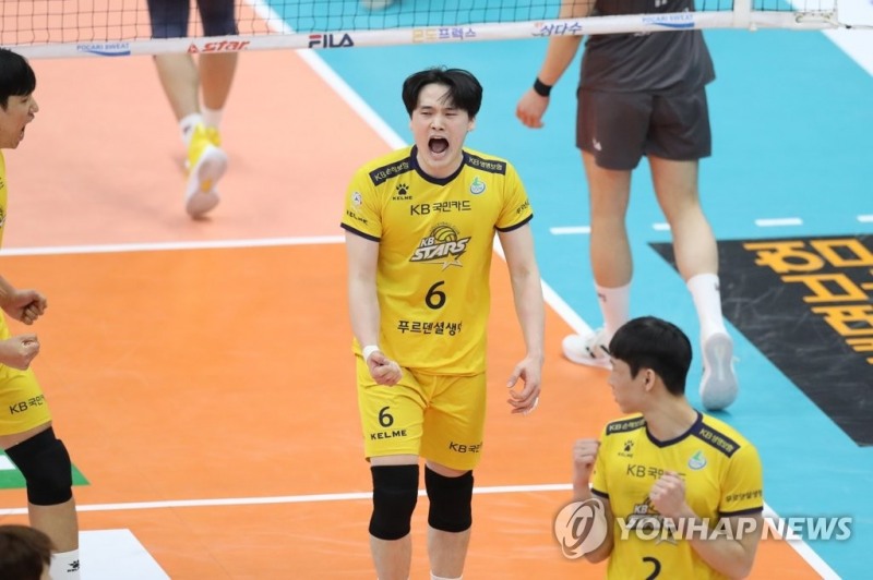 7일 의정부체육관에서 열린 프로배구 도드람 2021-2022 V리그 남자부 챔피언결정전 2차전 KB손해보험과 대한항공 경기. KB손해보험 김정호(가운데)가 득점한 뒤 포효하고 있다.