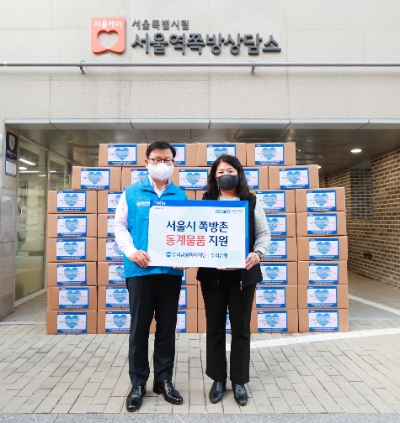 우리은행 이원덕 은행장(왼쪽)과 서울역쪽방상담소 유호연 소장(오른쪽)이 전달식 후 기념사진을 촬영하고 있다. / 사진 제공 = 우리은행