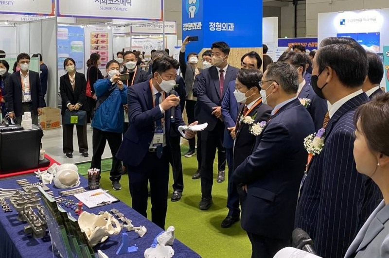 강기정 광주시장과 윤택림 융합의료기기산업지원센터장이 부스에서 제품설명을 듣고 있다 (사진제공 = 전남대병원)