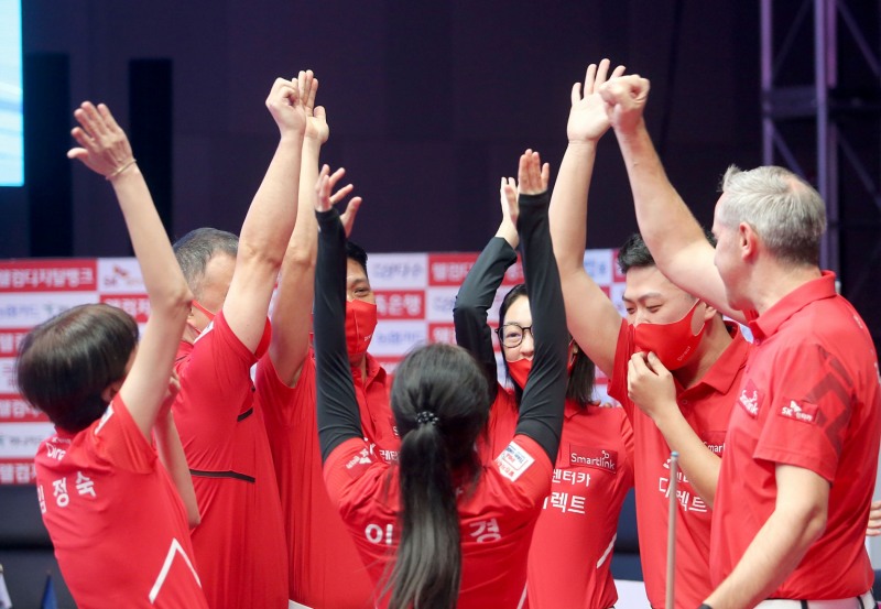 5연승에 환호하는 SK렌터카.(사진=PBA)