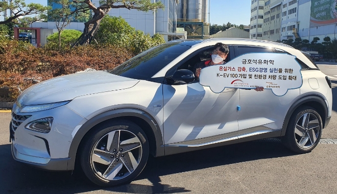 금호석유화학은 ‘한국형 무공해차 전환 100’(K-EV100) 가입 및 전 사업장 업무용 차량의 친환경 무공해차 전환에 돌입한다고 17일 밝혔다. 사진은 금호석유화학 울산 사업장 직원이 친환경 업무용 차량에 탑승해 있는 모습. (사진 = 금호석유화학 제공)