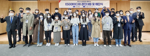 11월 17일(목) 캠코양재타워 20층 대회의실에서 개최된 2022년 ESG 서포터즈 아이디어 경진대회에서 이종국 캠코 경영본부장(앞줄 오른쪽 첫 번째)과 원호준 캠코 기업지원본부장(뒷줄 오른쪽 첫 번째), ESG 서포터즈 청년 및 관계자들이 기념촬영을 하고 있다. / 사진 제공 = 캠코