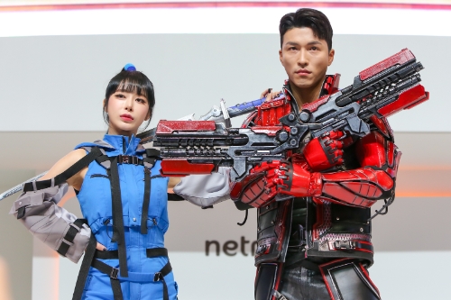 넷마블은 지스타2022 넷마블관에서 파라곤: 디 오버프라임의 코스프레를 실시했다. 왼쪽은 파라곤: 디 오버프라임의 영웅 '제나', 오른쪽은 트윈블라스트 / 사진 제공 = 넷마블