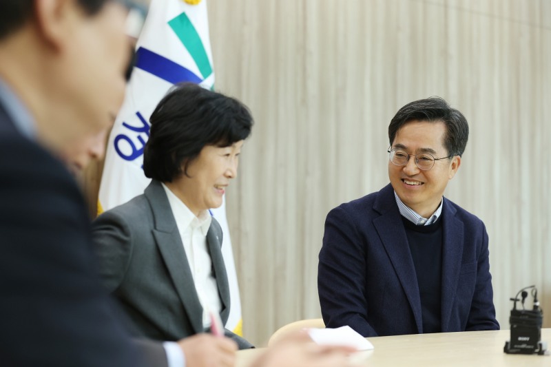 김동연 경기도지사(오른쪽)가 18일 소상공인 회장등과 면담을 하고 있다(사진=경기도)