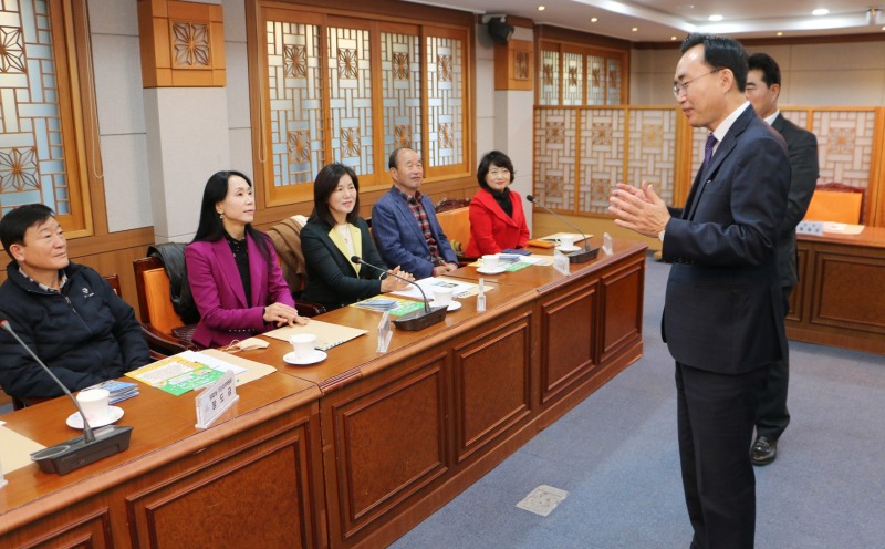 윤병태 나주시장이 서울 서초구 국내외 교류협의회 임원진 및 방문단에게 환영 인사를 전하고 있다 (사진제공 = 나주시)