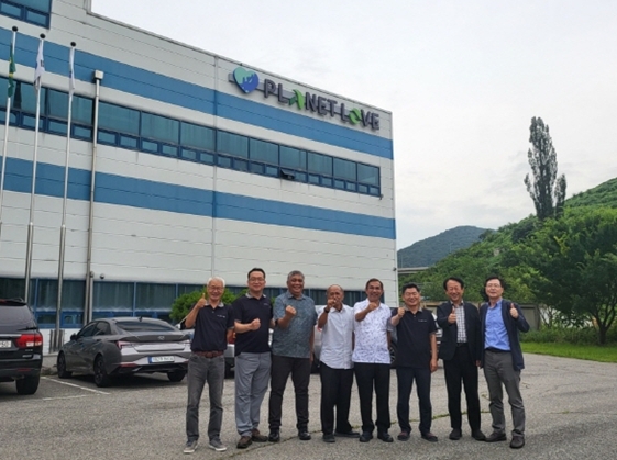 양사 관계자들과 함께 한 ㈜지구사랑 강의석 대표이사(오른쪽 세 번째)