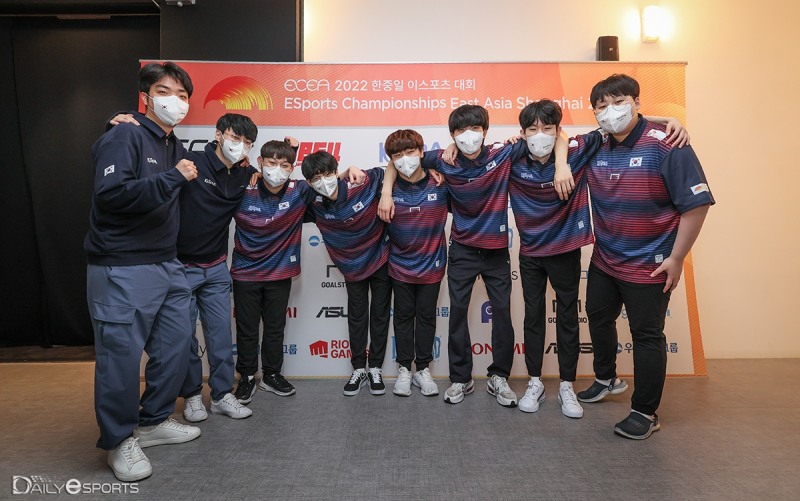 한중일 e스포츠 대회 LoL 우승을 차지한 한국 대표팀.